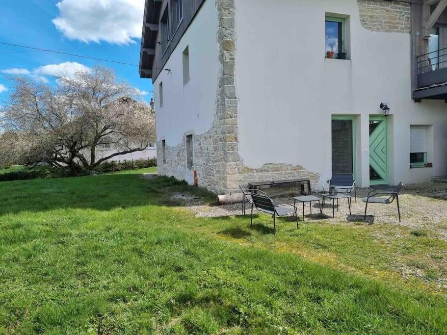 Logement Dans Maison + Exterieur Orchamps-Vennes Exterior photo