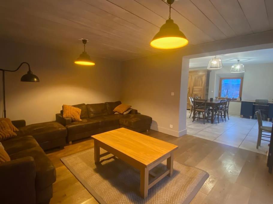 Logement Dans Maison + Exterieur Orchamps-Vennes Exterior photo
