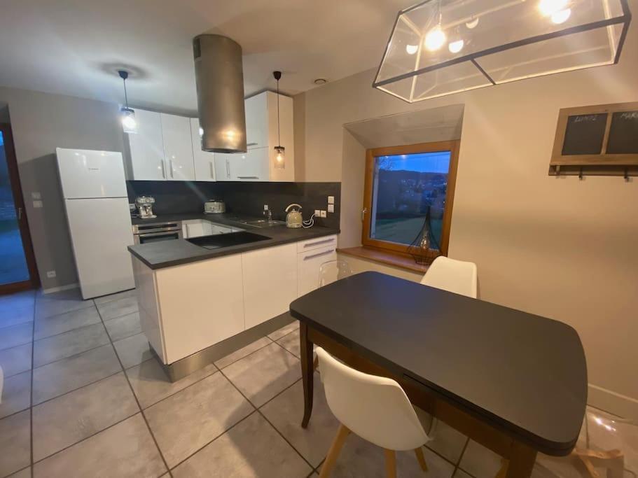 Logement Dans Maison + Exterieur Orchamps-Vennes Exterior photo
